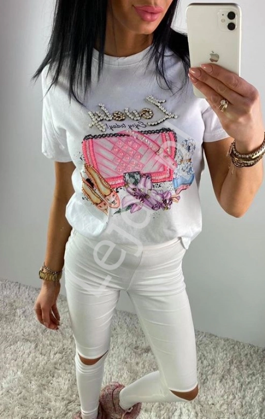 Biała bluzka damska z napisem Lovely zdobionona sztucznymi perełkami