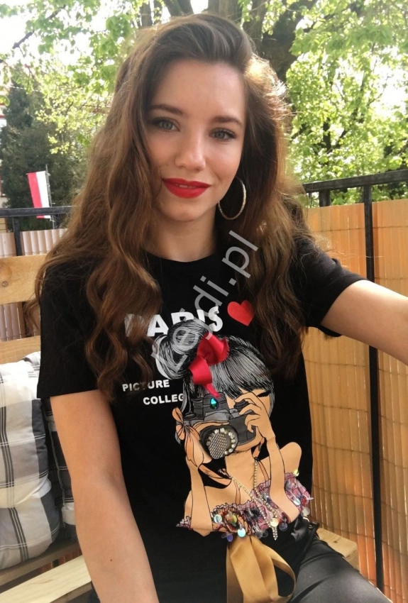 Czarna koszulka damska z kobietą z aparatem cyrkoniowym