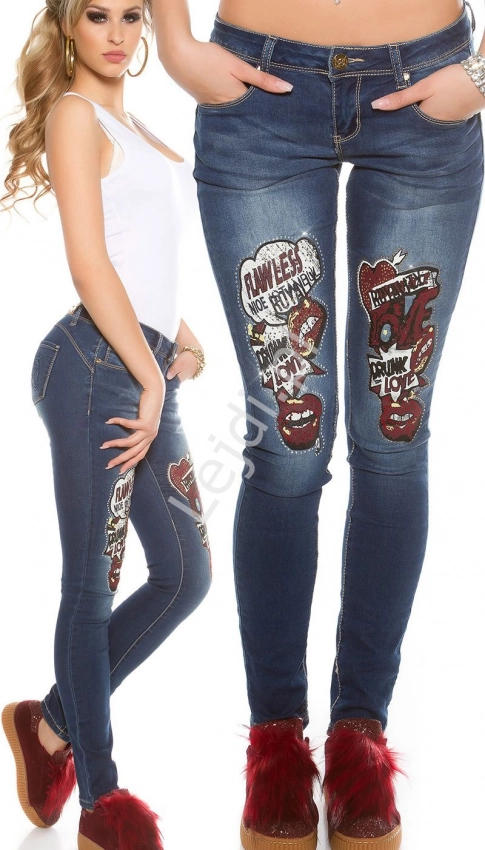 Jeansy z nadrukami i cyrkoniami, modelujące