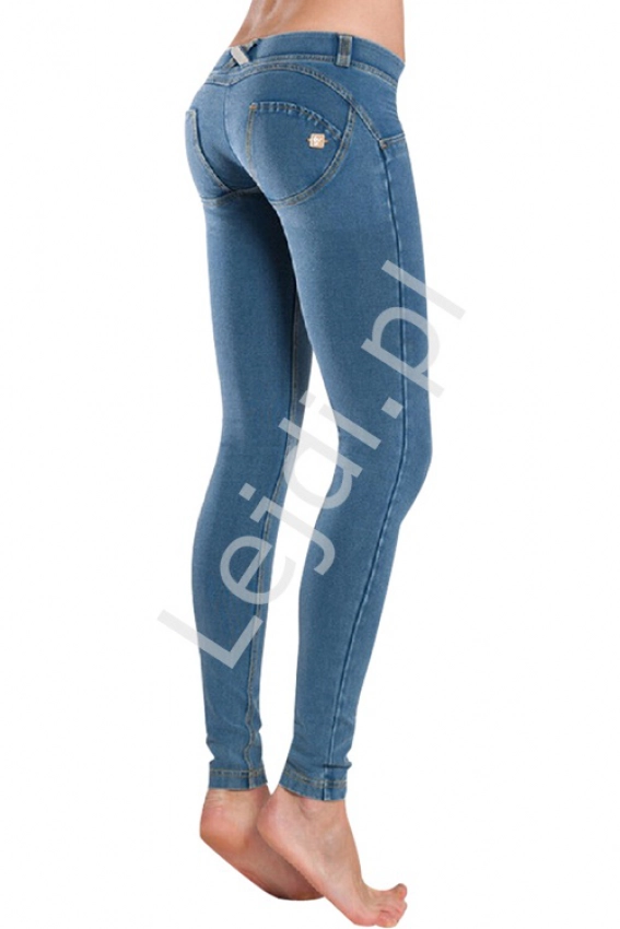Niebieskie jeansy podkreślające pośladki 044