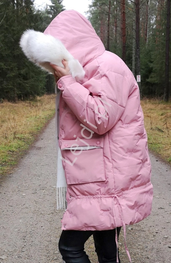 Pudrowo różowa kurtka zimowa pikowana literami 9779