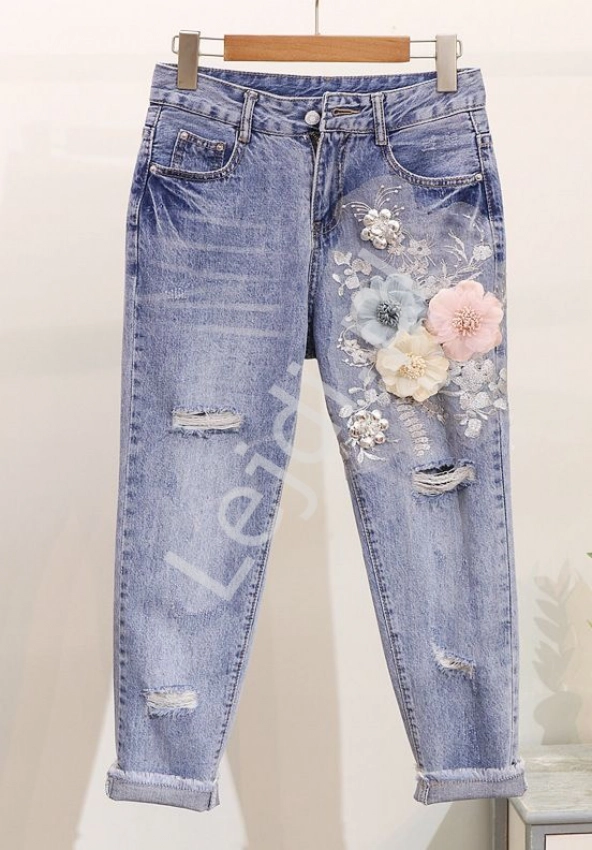 Niebieskie jeansy damskie z kwiatami 3D