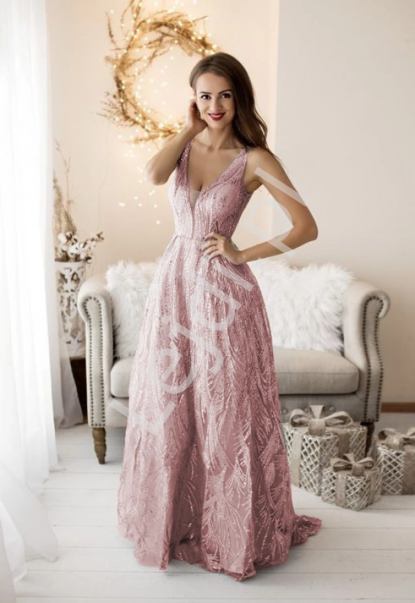 Długa pudrowo różowa suknia ze złotymi brokatowymi wzorami i trenem 2235