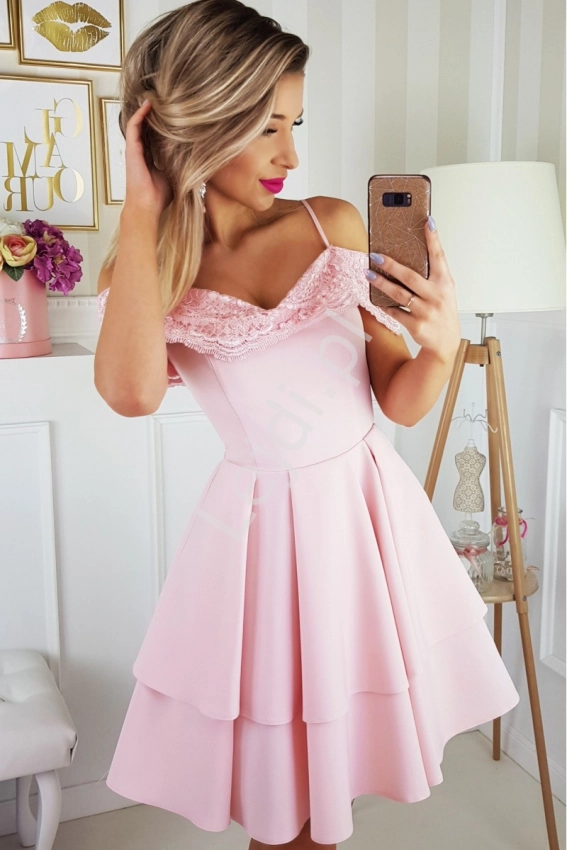 Jasno różowa sukienka z odkrytymi ramionami 2142