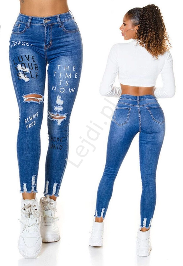 niebieskie jeansy z napisami