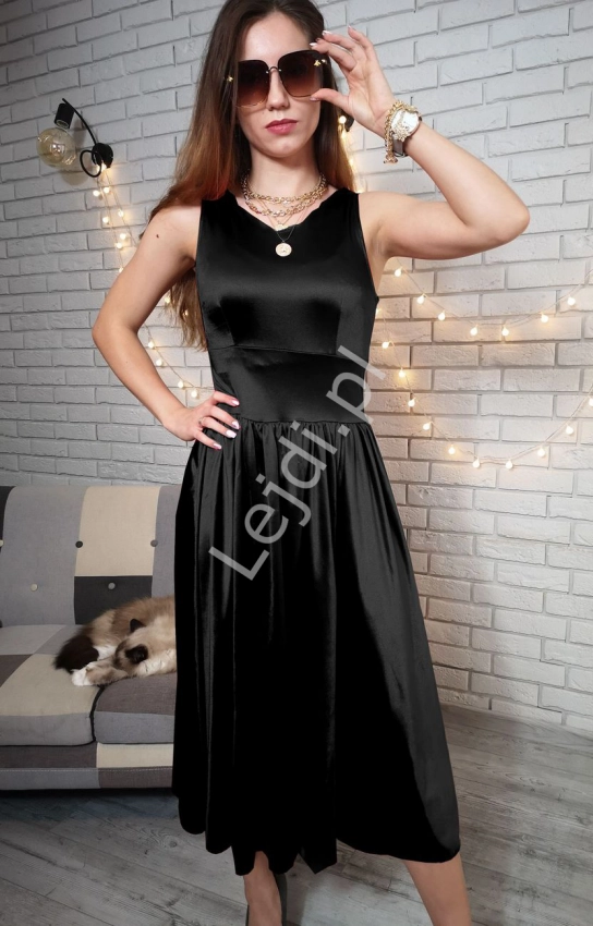 Satynowa czarna sukienka rozkloszowana 1070